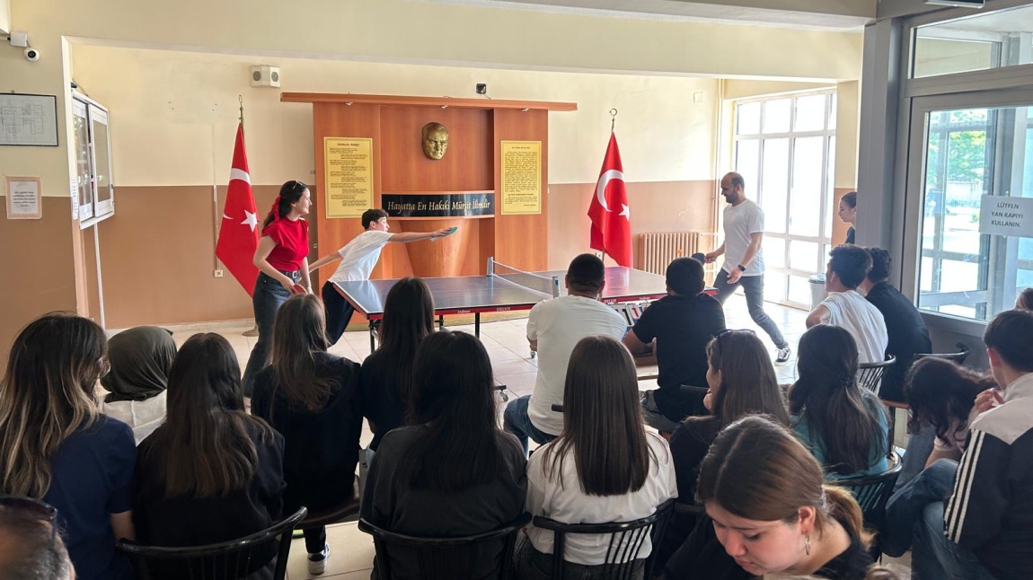 Okulumuzda düzenlenen masa tenisi turnuvamız, büyük bir mücadele ve devam ediyor.