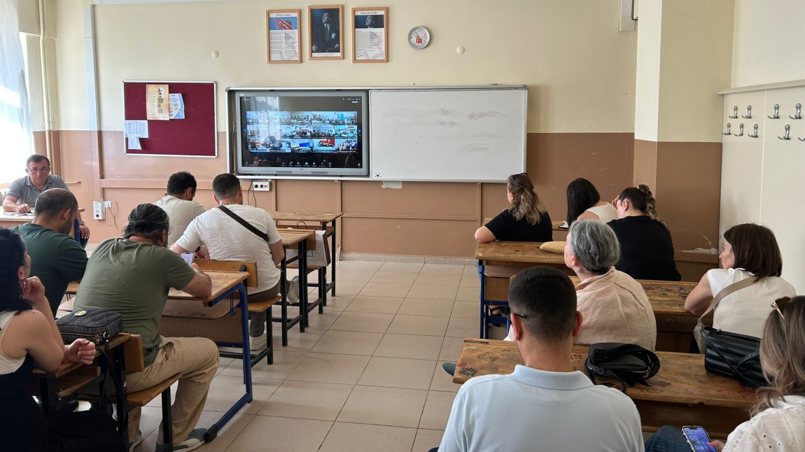 Okulumuz Öğretmenleri Canlı Yayında Bakan Tekin'i Dinledi.